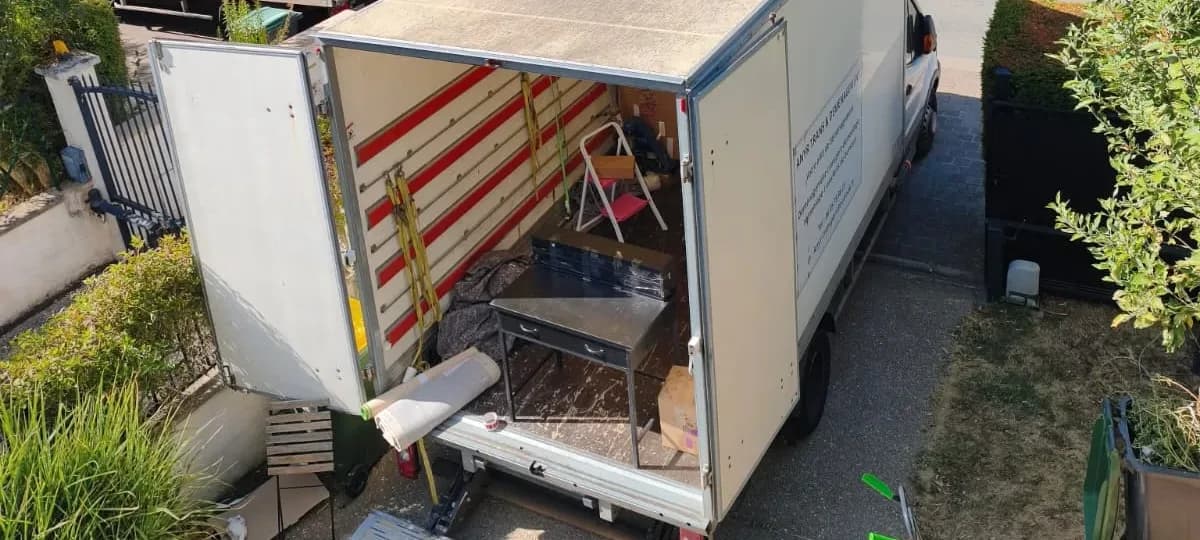 Camion Anyr Transport ouvert devant une maison lors d'un déménagement de particulier