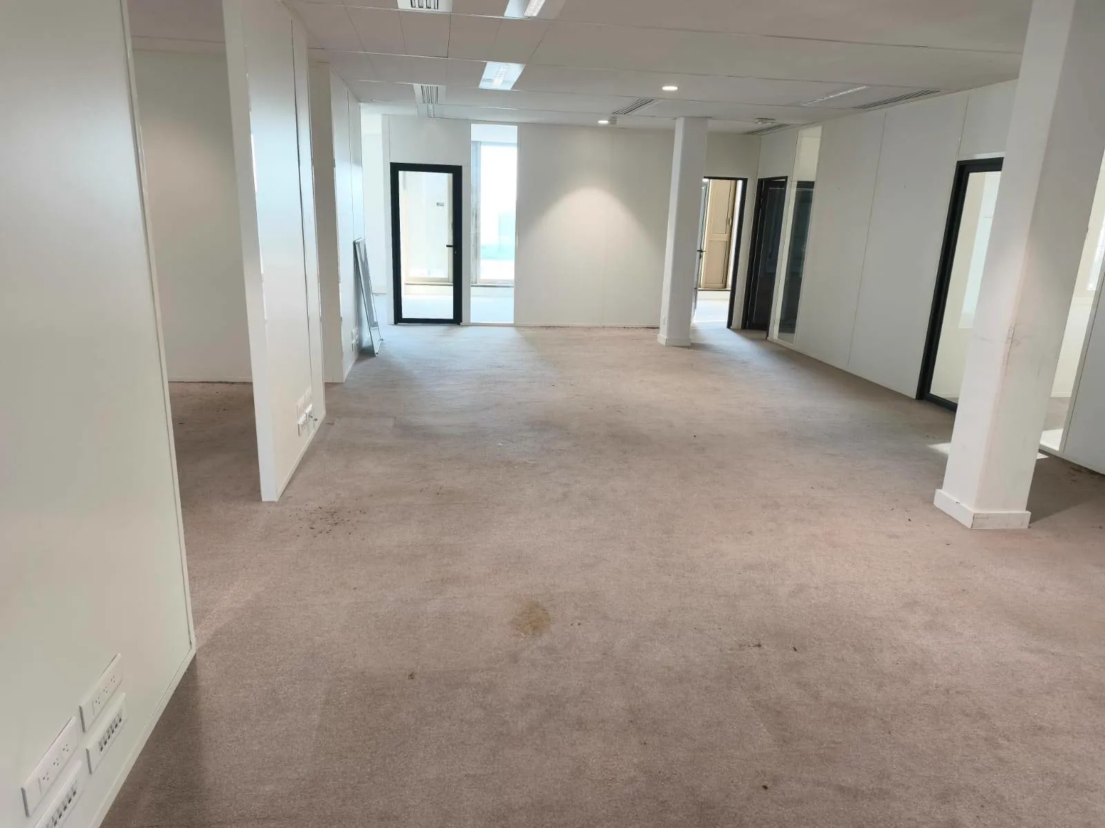 Les mêmes bureaux entièrement vidés et nettoyés après le déménagement réalisé par Anyr Transport