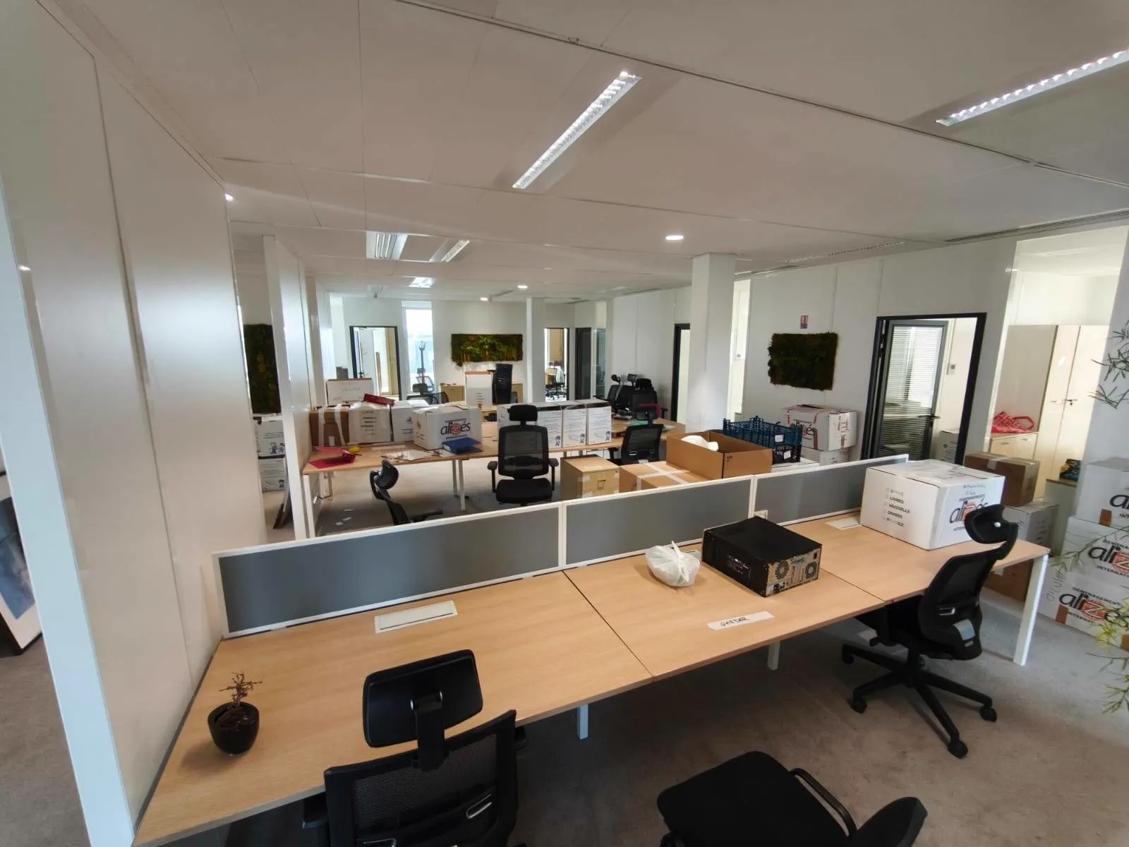 Bureaux d'entreprise encombrés de mobilier et de cartons avant le déménagement par Anyr Transport